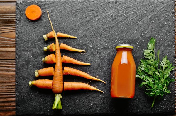 Comment styliser un manteau en fausse fourrure pour une soirée élégante?